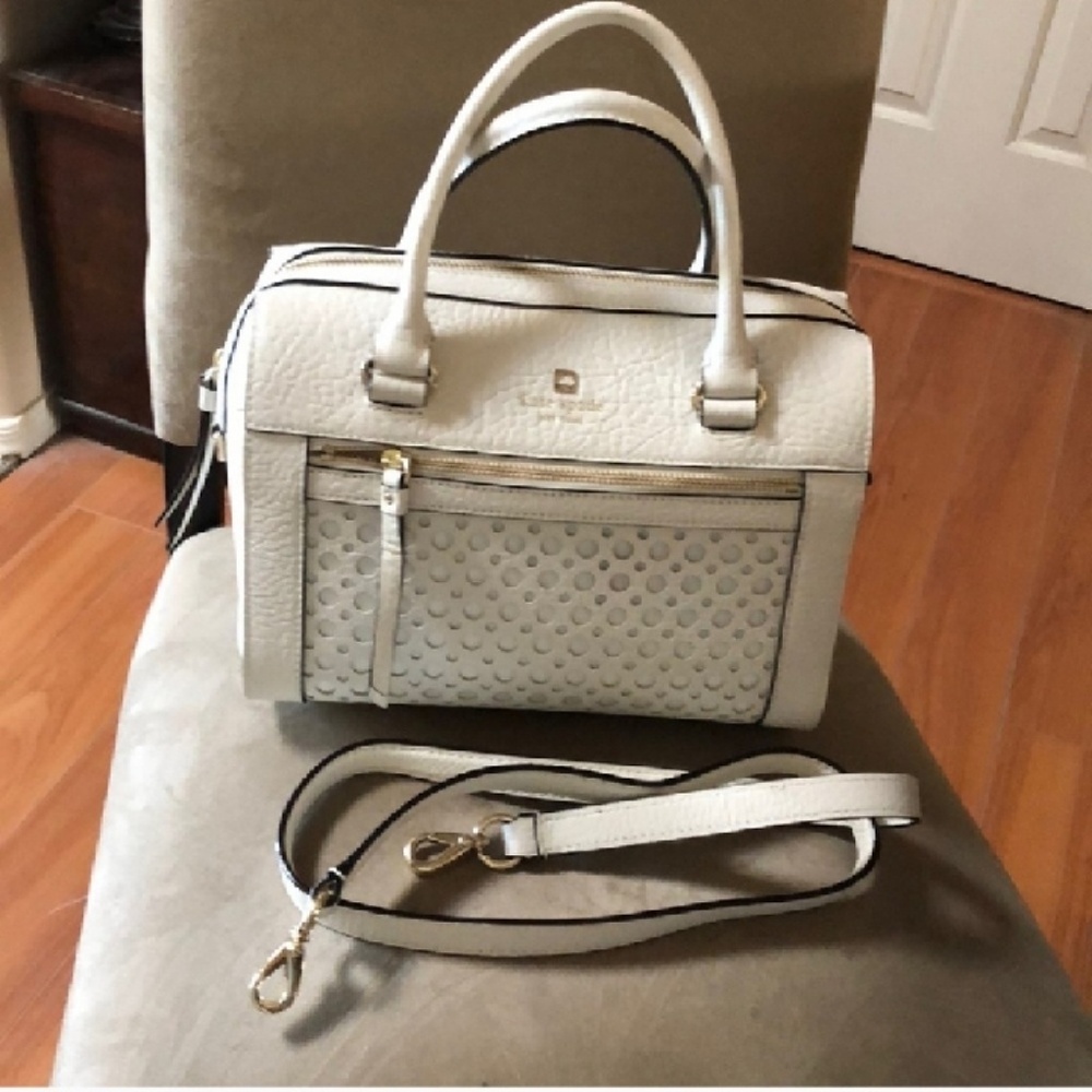 Aunthentic  Kate spade! Don't buy!